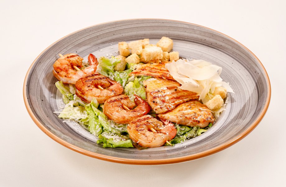 „Cezario“ salotos su vištiena ir krevetėmis